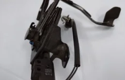 Замок капота для Hyundai Solaris на фотографиях