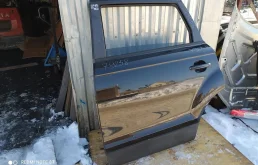 Уплотнитель передней правой двери для Audi Q7 2008 года на фотографиях