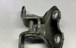 Петля двери передней правой нижняя LEXUS LX570 2017 6873012120 URJ202 3UR-FE 5.7