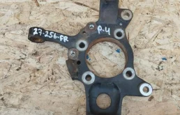 Кулак поворотный правый для Mitsubishi Pajero 2009 года на фотографиях