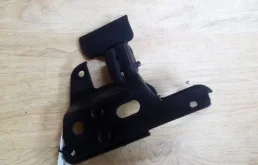 Крючок капота audi a6 4f0823480b