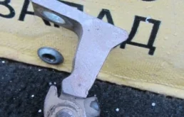 Петля дверная Volkswagen Touareg 8K0831401A 7P5, передняя левая