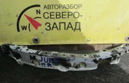 Кронштейн Nissan Juke 62223BA60A YF15 HR16DE, передний правый
