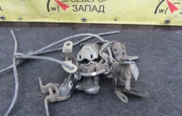 Петля дверная Toyota Corolla 6873012120 ZRE151, передняя правая