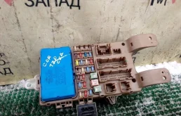 Блок предохранителей под торпедо Toyota Corolla 8273002040 120
