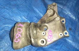 кронштейн опоры двигателя VOLKSWAGEN PASSAT 3B6 AZM R 8D0399108E
