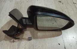 Стекла и зеркала для Nissan Qashqai 2011 года на фотографиях