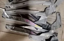 Петля капота левая для Nissan Tiida на фотографиях