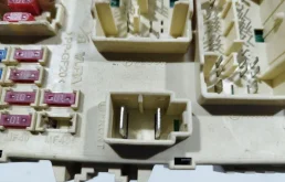 Блок предохранителей салона для Hyundai Solaris на фотографиях