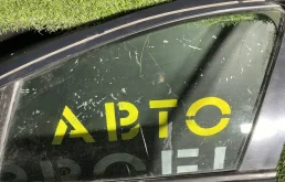 Стекло передней левой двери Peugeot 308