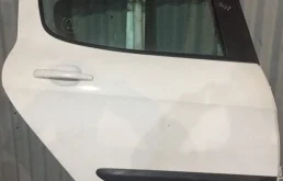 Задняя правая  дверь  Peugeot 308