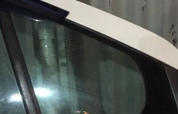 Стекло передней правой двери Peugeot 308