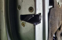 Замок двери передней левой на Mitsubishi Carisma