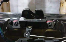 Замок багажника Peugeot 206
