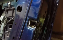 Замок двери правой Renault Scenic 1