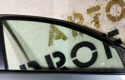 Стекло двери передней правой для Mazda 3 (BK) I