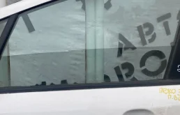 Стекло двери передней левой для Peugeot 308
