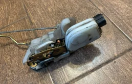 Замок двери передней левой Mitsubishi Galant VIII (1996—1999)