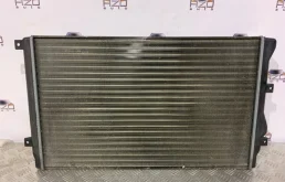 Радиатор охлаждения ДВС для Volkswagen Golf 2011 года на фотографиях