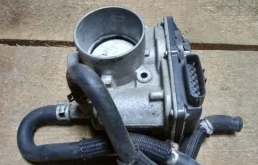 Дроссельная заслонка для Toyota RAV4 2015 года на фотографиях