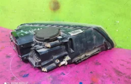 Фара ксенон левая для Volkswagen Touareg 2003 года на фотографиях