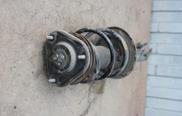 Амортизатор передний правый для Toyota Corolla на фотографиях