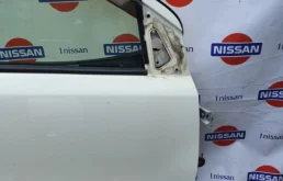 Дверь передняя правая для Nissan Note 2013 года на фотографиях