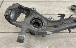 Кулак поворотный левый для Audi Q7 на фотографиях