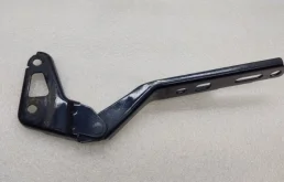 Петля капота правая для Audi Q7 2010 года на фотографиях