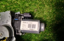 Стеклоподъемник передний левый для Nissan Note 2006 года на фотографиях