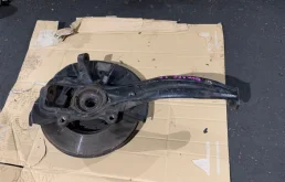 Кулак поворотный левый для Volkswagen Touareg I (7L) 2002-2010