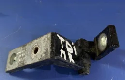 Петля Volkswagen Touareg 1 2002 - 2010 7L0831402B 7L, передняя правая