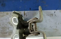 Петля Chevrolet Cobalt 13505399 T250, передняя левая