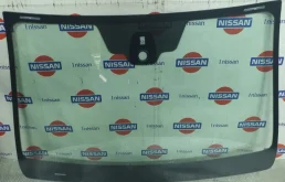 Лобовое (ветровое) стекло для Nissan Qashqai на фотографиях