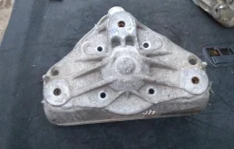 Опора амортизатора верхняя (чашка) 7L0412391E  4.2 Бензин Volkswagen