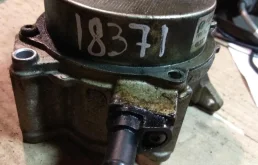 Насос вакуумный 06H145100AB  1.8 TFSI Skoda