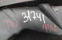 Направляющая переднего бампера правая 3C0807890