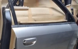 Дверь передняя правая для Audi A4 2001 года на фотографиях