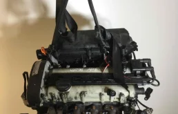 Двигатель без навесного для Volkswagen Polo 2000 года на фотографиях