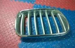 решетка радиатора BMW X3 F25 51117210726  N55B30A 306 лс 3.0i 2012 TIEFSEEBLAU METALLIC (A76)