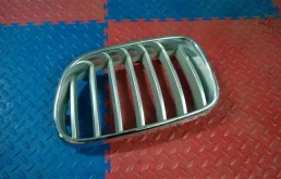 решетка радиатора BMW X3 F25 51117210725  N52B30A 272 лс 3.0i 2011 TIEFSEEBLAU METALLIC (A76)