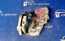 замок двери NISSAN BLUEBIRD HU14 SR20DE R 825035P010