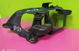 Кронштейн правой фары нижний для Audi Q7 2010 года на фотографиях