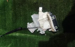 Замок передней правой двери mercedes a2047203035