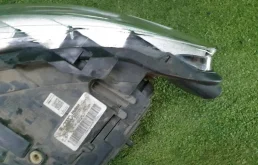 Фара правая для Audi Q7 2013 года на фотографиях