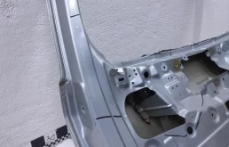 Дверь багажника для Nissan Note 2006 года на фотографиях