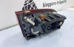 Фонарь внутренний правый для Skoda Rapid 2023 года на фотографиях