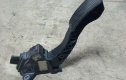 Электронная педаль газа для Toyota RAV4 на фотографиях