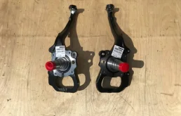 Кулак поворотный правый для Lexus LX 2003 года на фотографиях