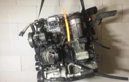 Двигатель без навесного для Volkswagen Polo 1999 года на фотографиях